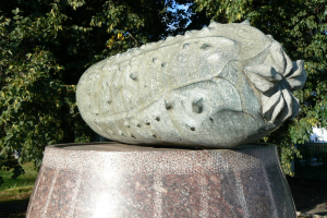Пам'ятник ніжинському огірку